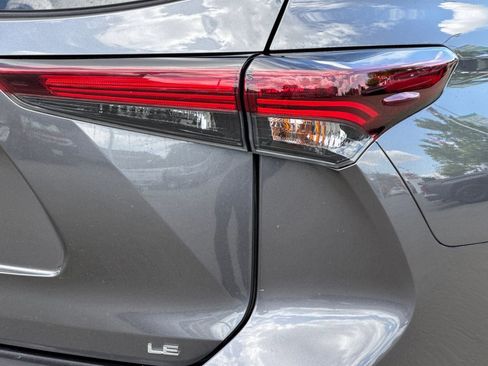 Used 2025 Toyota Highlander LE FWD image 12