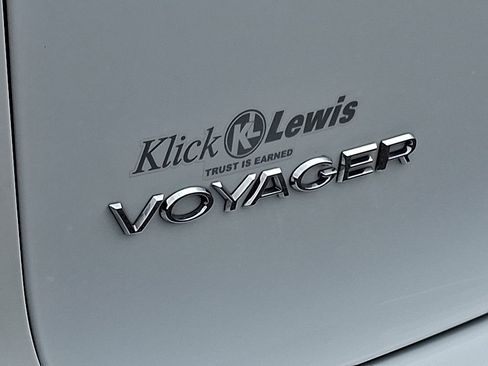 Used 2022 Chrysler Voyager LX image 32