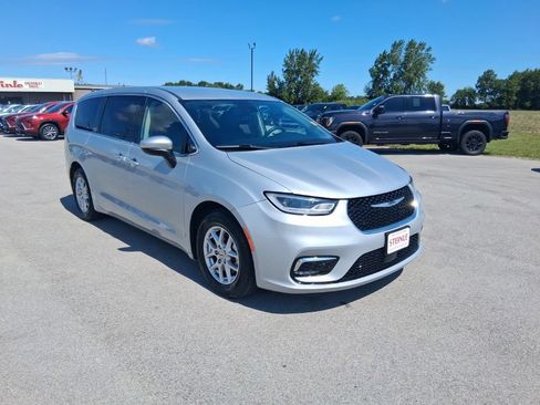 Used 2023 Chrysler Pacifica Touring-L FWD image 4