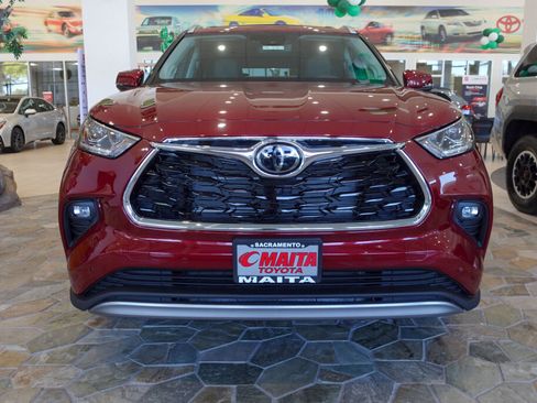 New 2026 Toyota Highlander Platinum image 3