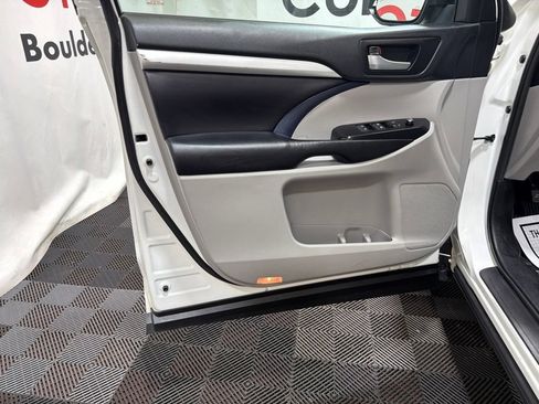 Used 2019 Toyota Highlander XLE AWD/4WD image 23