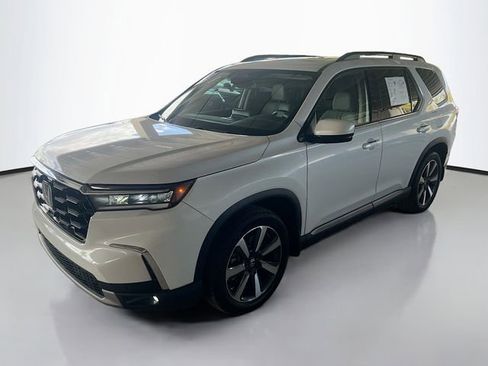 Used 2025 Honda Pilot Touring image 4