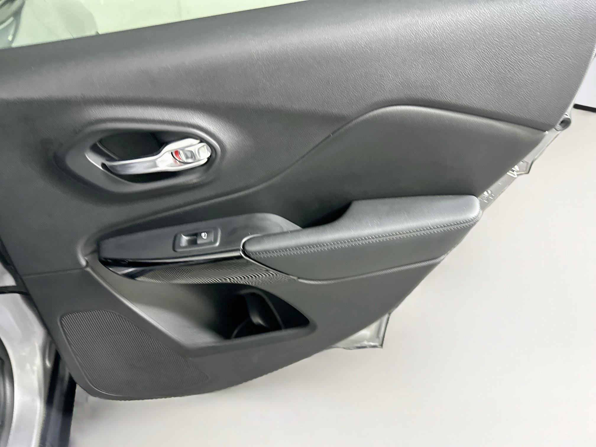 Used 2020 Jeep Cherokee Latitude Plus FWD image 28