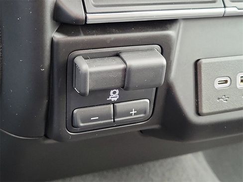 Used 2022 GMC Sierra 2500 SLE w/ SLE Value Package; image 11