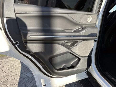 Used 2025 Lincoln Navigator Reserve w/ Jet Appearance Package image 12