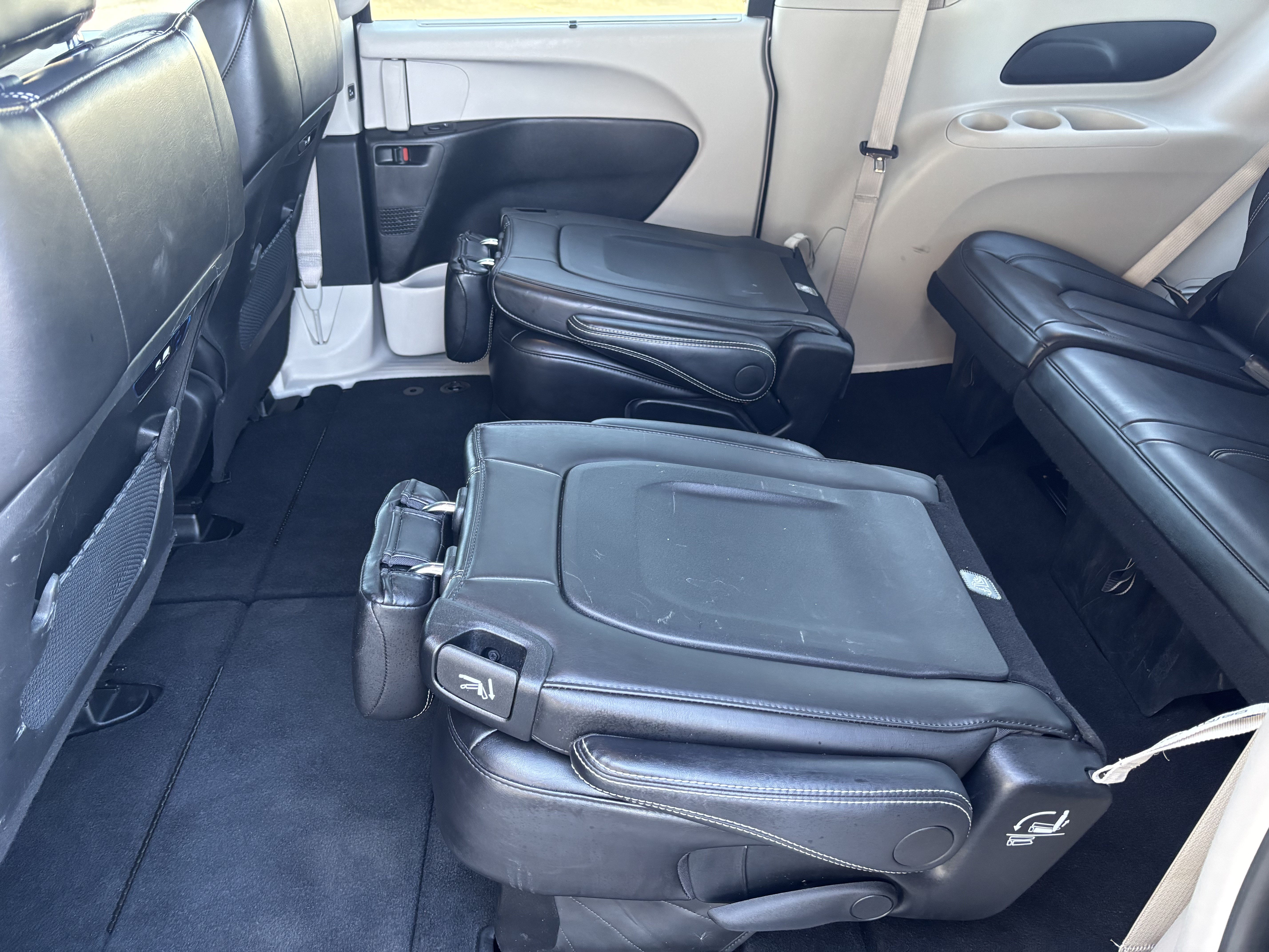 Used 2024 Chrysler Pacifica Touring-L FWD image 25