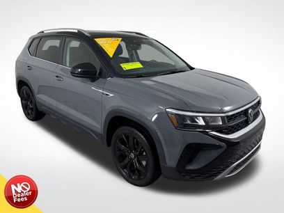 Used 2024 Volkswagen Taos SE w/ Panoramic Sunroof Package