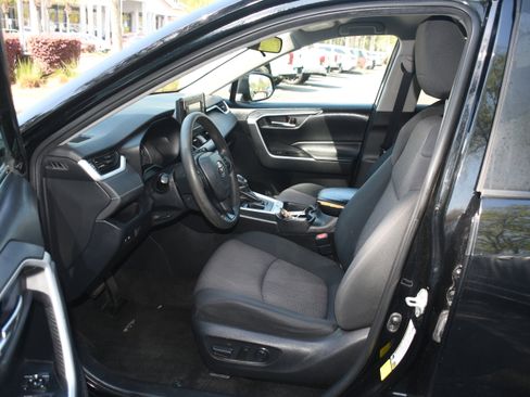 Used 2020 Toyota RAV4 XLE image 7