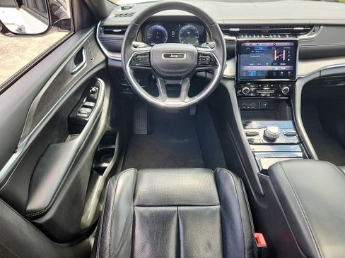Used 2022 Jeep Grand Cherokee Overland w/ Luxury Tech Group IV AWD/4WD image 11