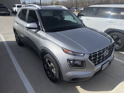 Used 2024 Hyundai Venue SEL image 3