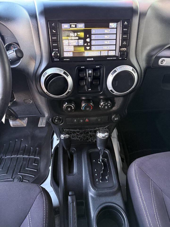 Used 2014 Jeep Wrangler Unlimited Sahara w/ Connectivity Group AWD/4WD image 12