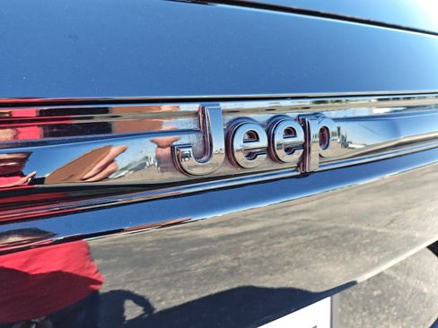 Used 2025 Jeep Grand Cherokee Altitude AWD/4WD image 16