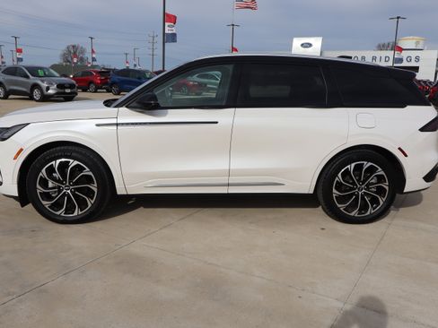 Used 2024 Lincoln Nautilus Reserve w/ Equipment Group 202A image 8