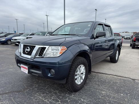 Used 2019 Nissan Frontier SV image 2