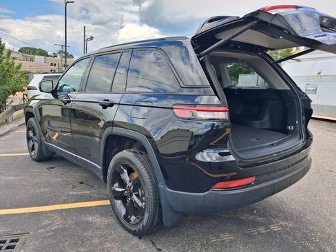 Certified 2023 Jeep Grand Cherokee Overland w/ Luxury Tech Group IV AWD/4WD image 17