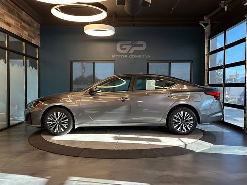 Used 2024 Nissan Altima 2.5 SV w/ SV Premium Package AWD/4WD image 6