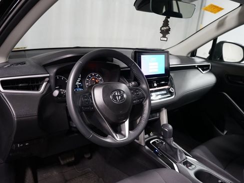 Used 2025 Toyota Corolla Cross LE image 7