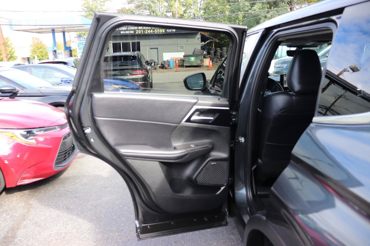 Used 2025 Mitsubishi Outlander SE FWD image 25