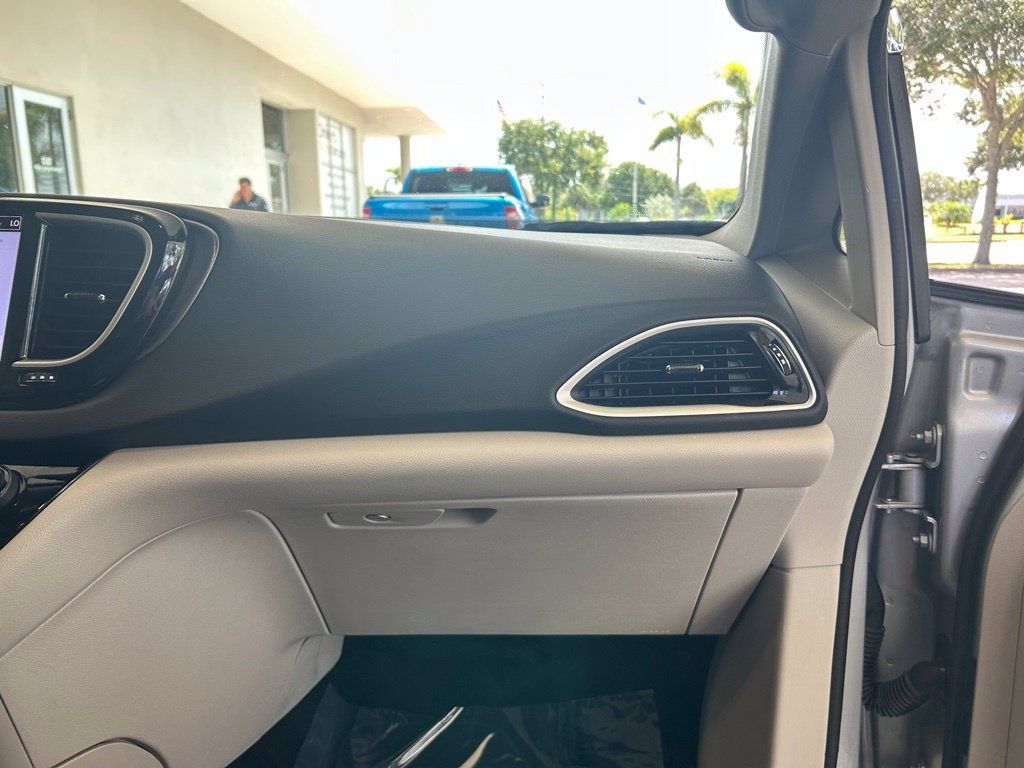 Used 2024 Chrysler Pacifica Touring-L FWD image 22