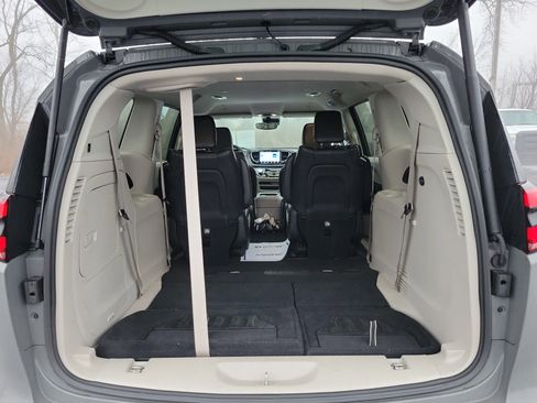 Used 2023 Chrysler Pacifica Touring-L image 8