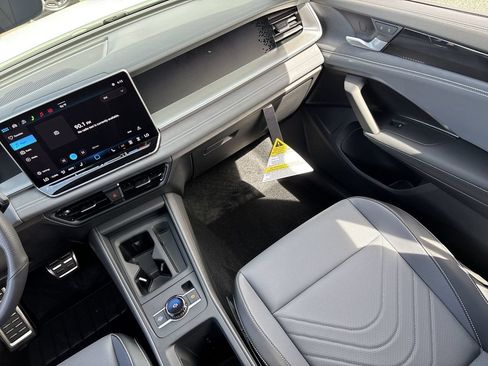 New 2026 Volkswagen Tiguan SE R-Line FWD image 12