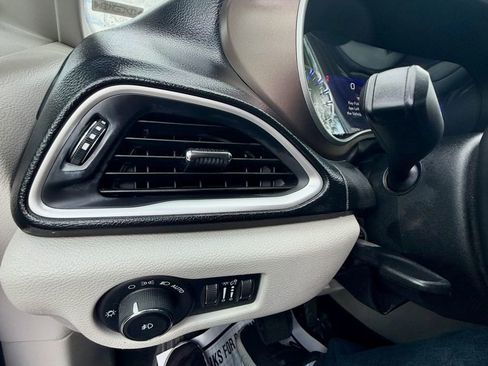 Used 2018 Chrysler Pacifica Touring-L w/ Advanced Safetytec Group FWD image 31