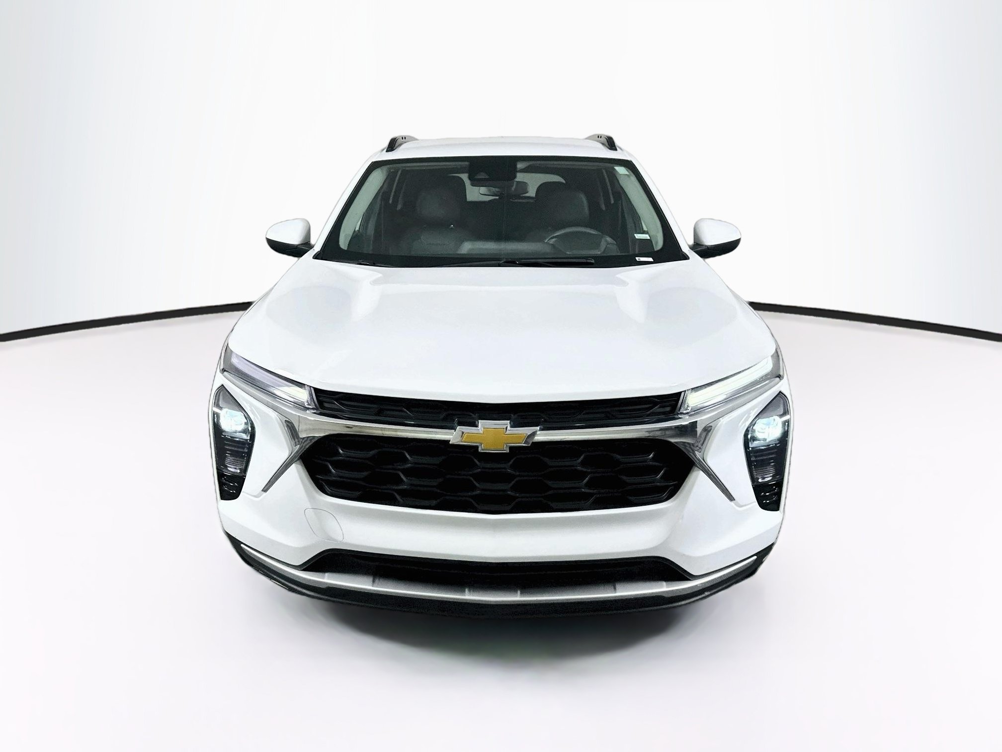 Used 2025 Chevrolet Trax LT FWD image 2