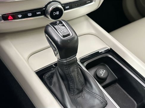 Used 2020 Volvo XC60 T6 Momentum w/ Protection Package Premier image 18