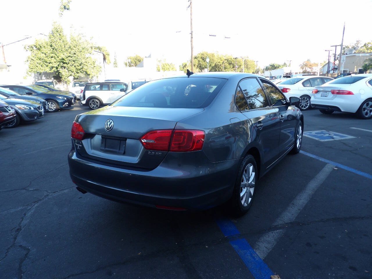 Used 2011 Volkswagen Jetta SE FWD image 3