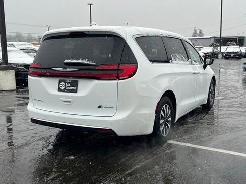 Used 2024 Chrysler Pacifica Select image 9