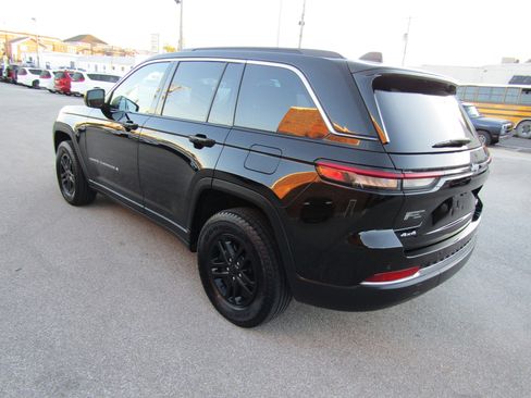 Used 2024 Jeep Grand Cherokee Laredo w/ Luxury Tech Group I image 5