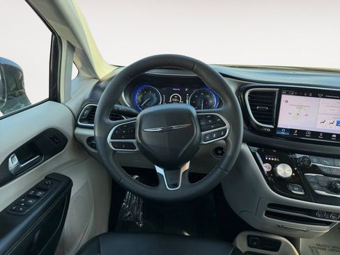 Used 2024 Chrysler Pacifica Touring-L image 17