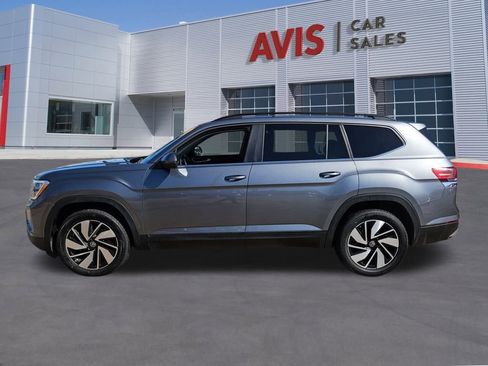 Used 2025 Volkswagen Atlas SE image 2