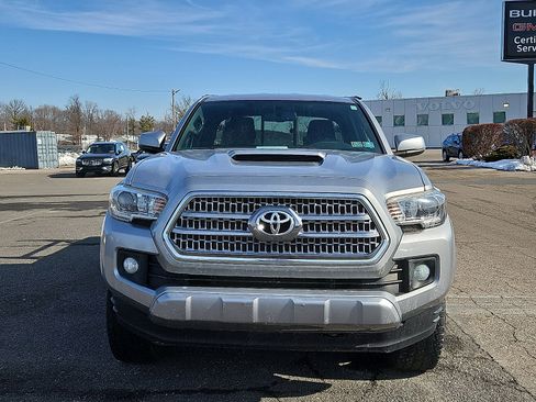 Used 2016 Toyota Tacoma TRD Sport w/ Towing Package image 2