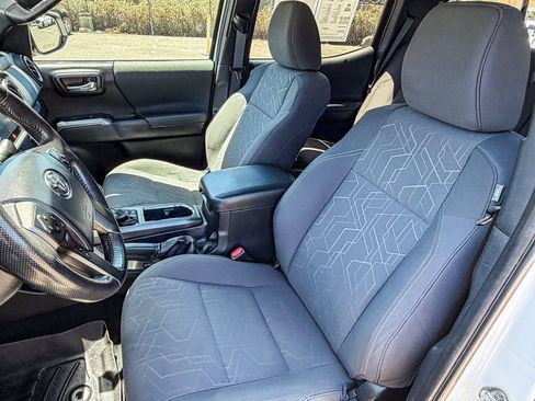 Used 2017 Toyota Tacoma TRD Sport AWD/4WD image 35
