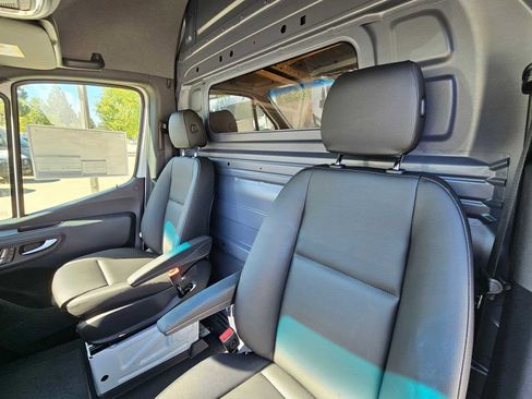 Used 2024 Mercedes-Benz Sprinter 3500 image 21