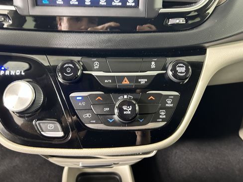 Used 2021 Chrysler Voyager L FWD image 19