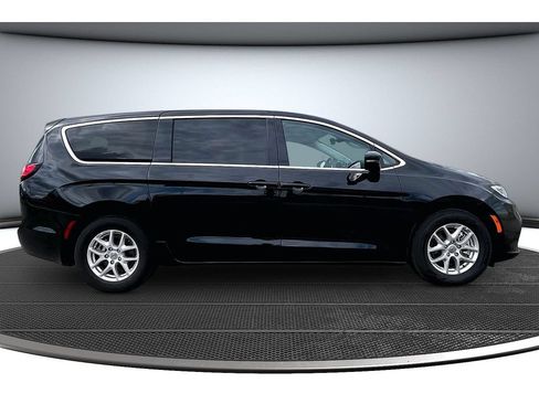 Used 2024 Chrysler Pacifica Touring-L FWD image 15