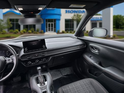 Certified 2025 Honda HR-V Sport image 32