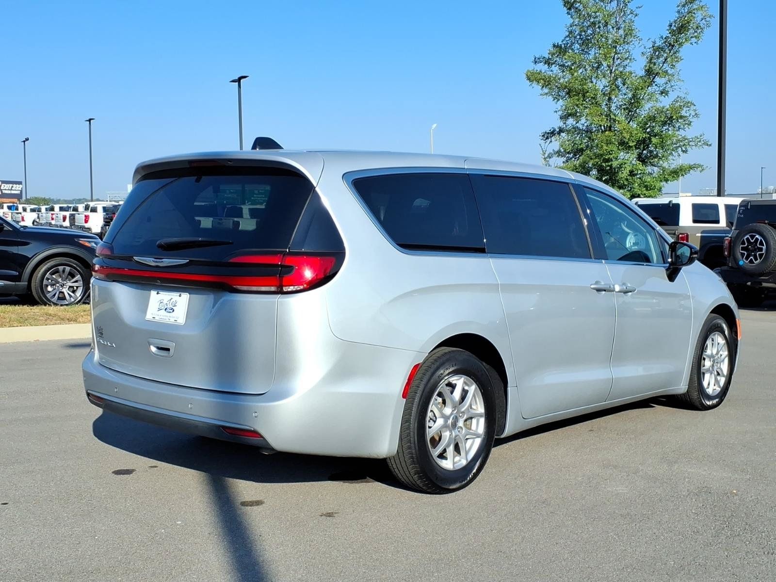 Used 2024 Chrysler Pacifica Touring-L FWD image 3