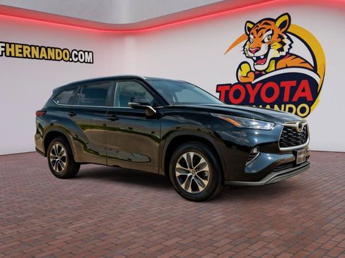 Used 2023 Toyota Highlander XLE FWD image 3
