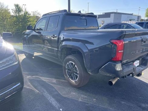 Used 2025 Toyota Tacoma TRD Sport w/ TRD Sport Premium Package image 9