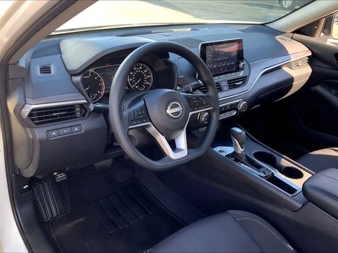 Used 2025 Nissan Altima 2.5 SV image 18