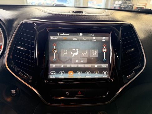 Used 2019 Jeep Cherokee Limited image 17