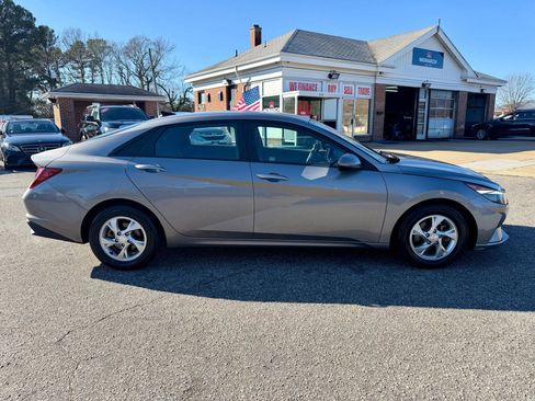 Used 2021 Hyundai Elantra SE w/ Cargo Package image 6