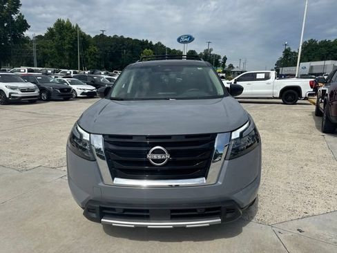 Used 2025 Nissan Pathfinder Platinum FWD image 4
