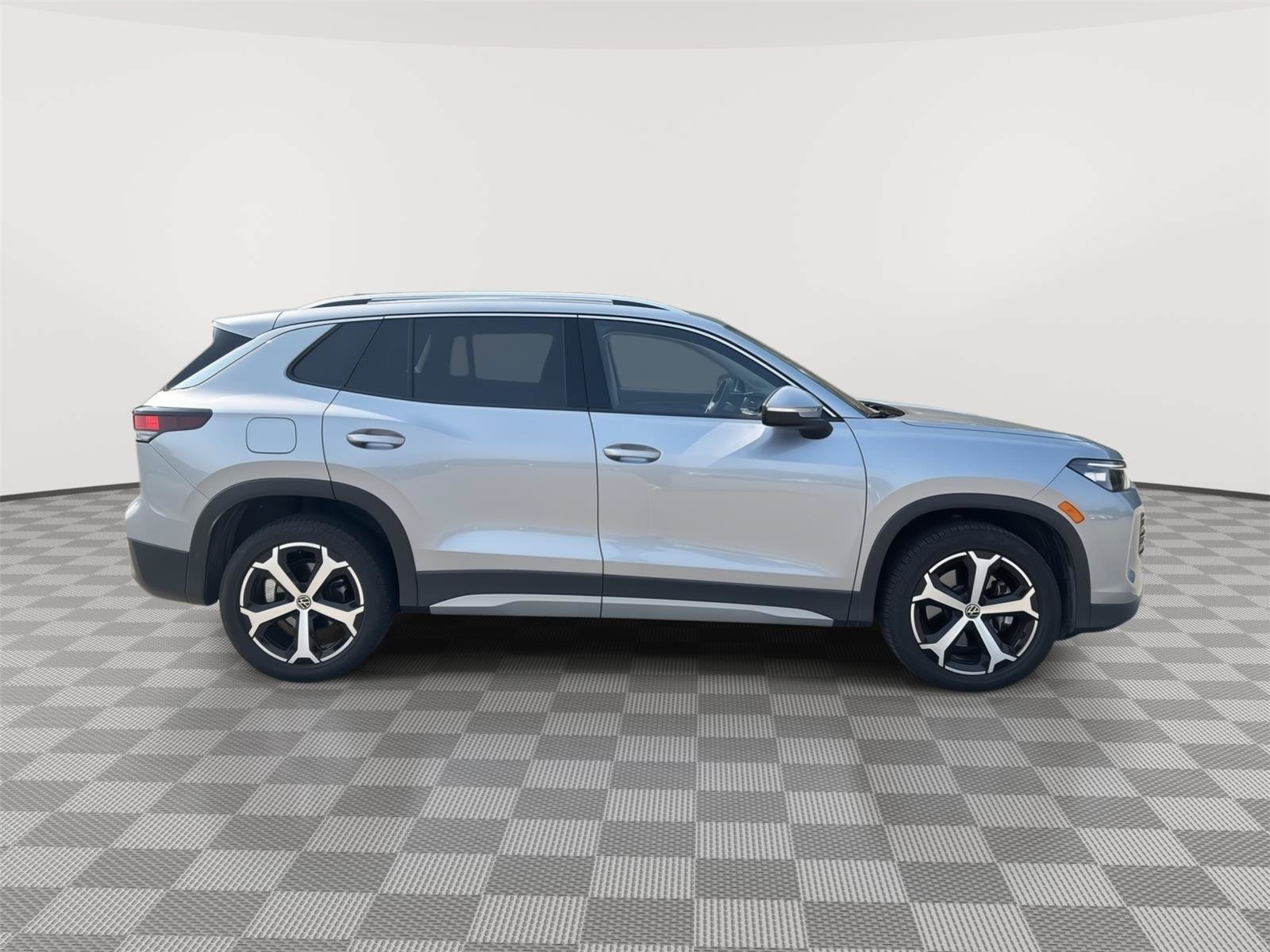 Certified 2025 Volkswagen Tiguan SE w/ Panoramic Sunroof Package AWD/4WD image 13