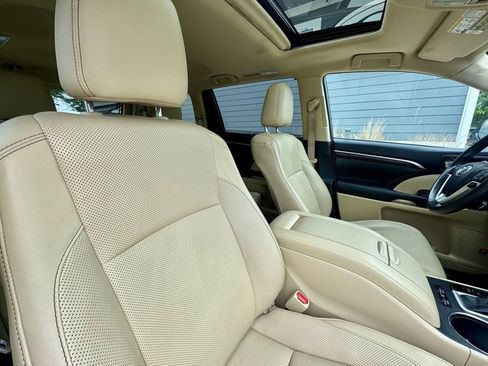 Used 2015 Toyota Highlander Limited image 21