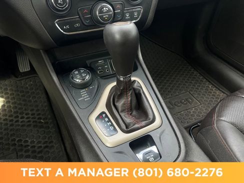 Used 2017 Jeep Cherokee Trailhawk AWD/4WD image 24