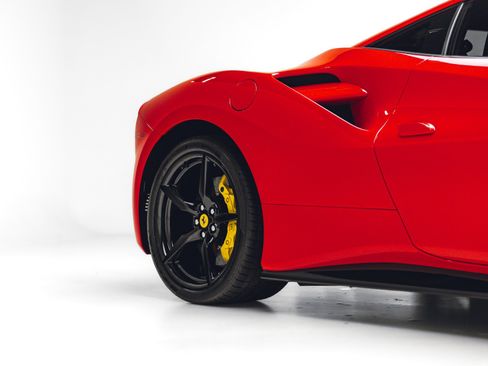 Used 2017 Ferrari 488 GTB RWD image 18